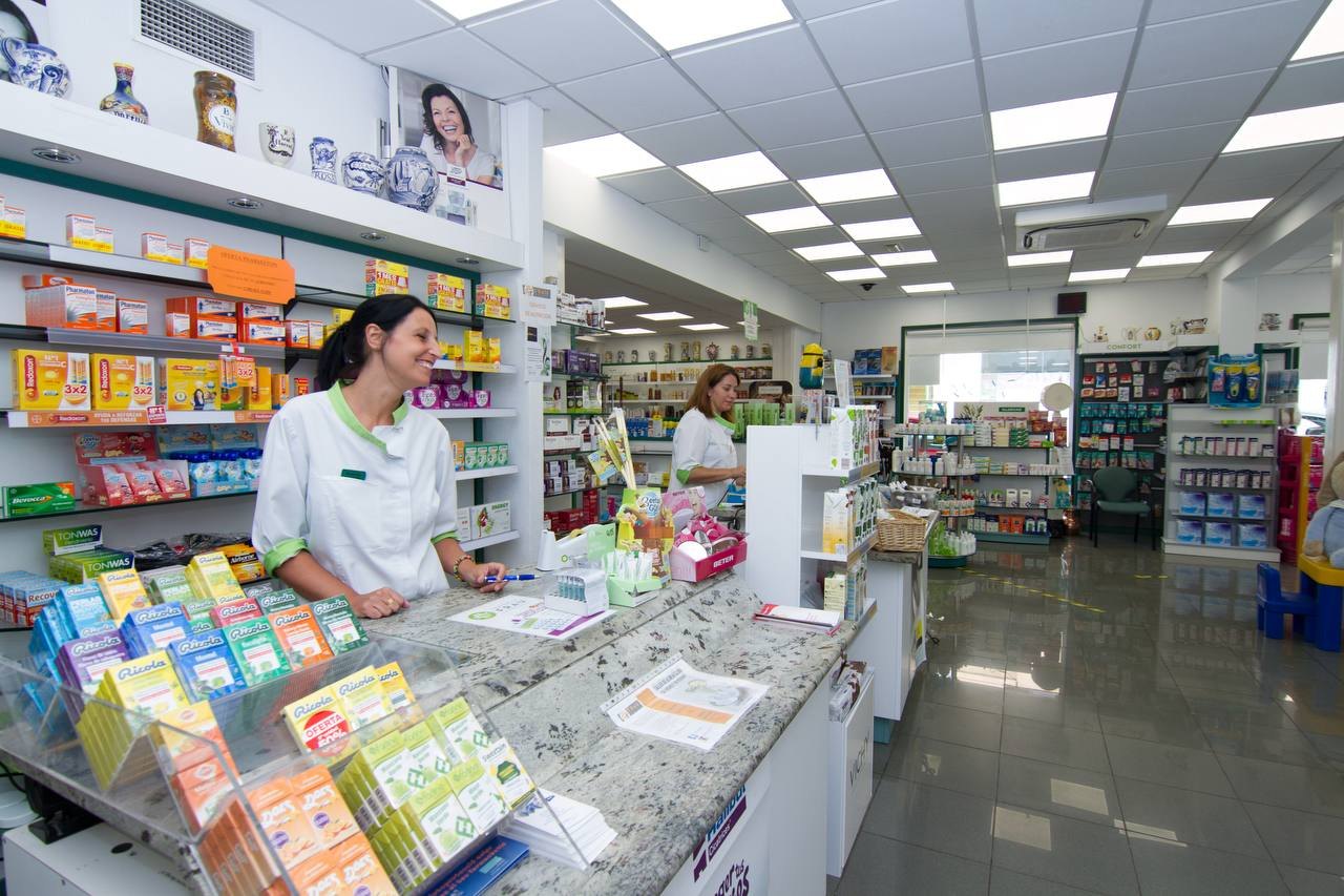 Atención en el mostrador de Farmacia Frau